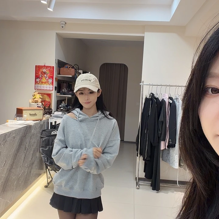灰色漏肩卫衣设计师