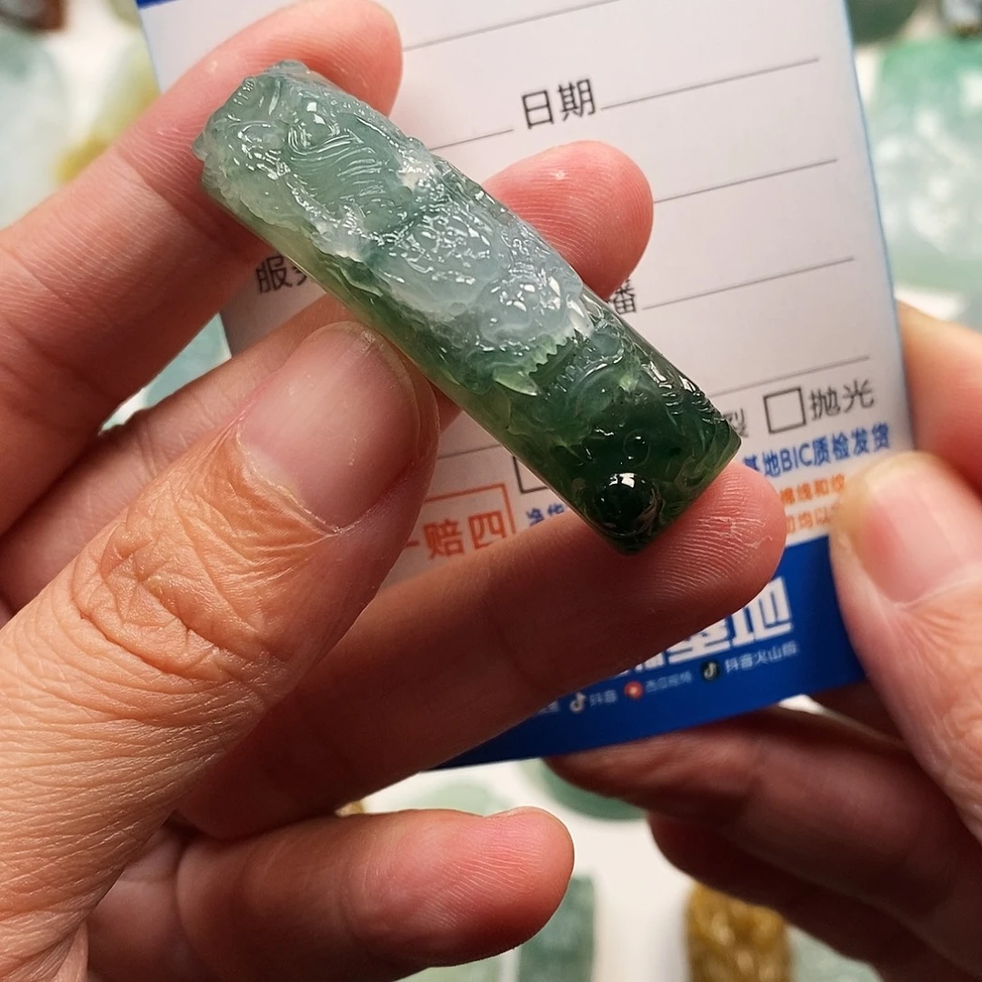 翡翠未镶嵌颈饰龙手牌