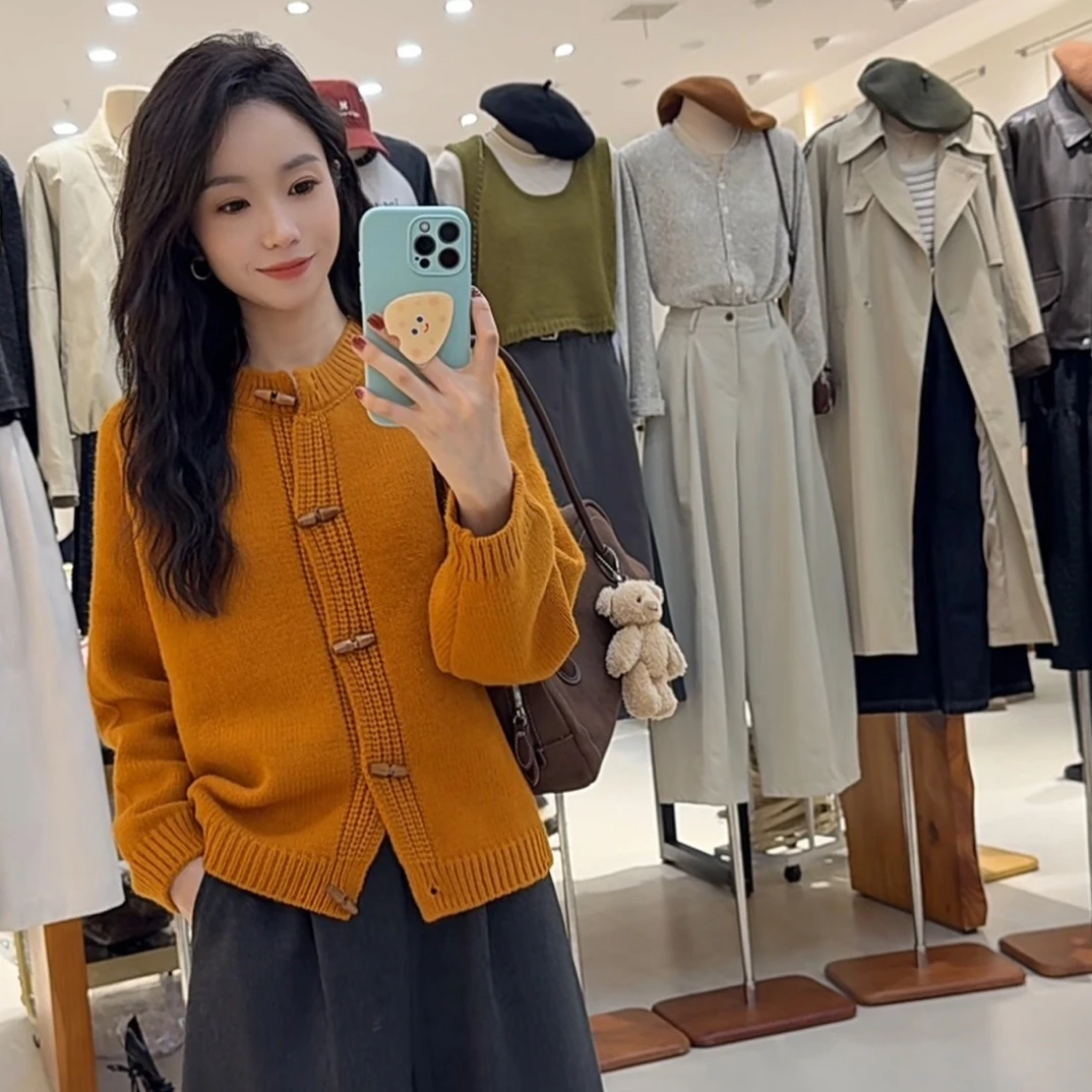 【鞠子JuZi】88302#超好看的显白色系牛角扣毛衣（长约56）