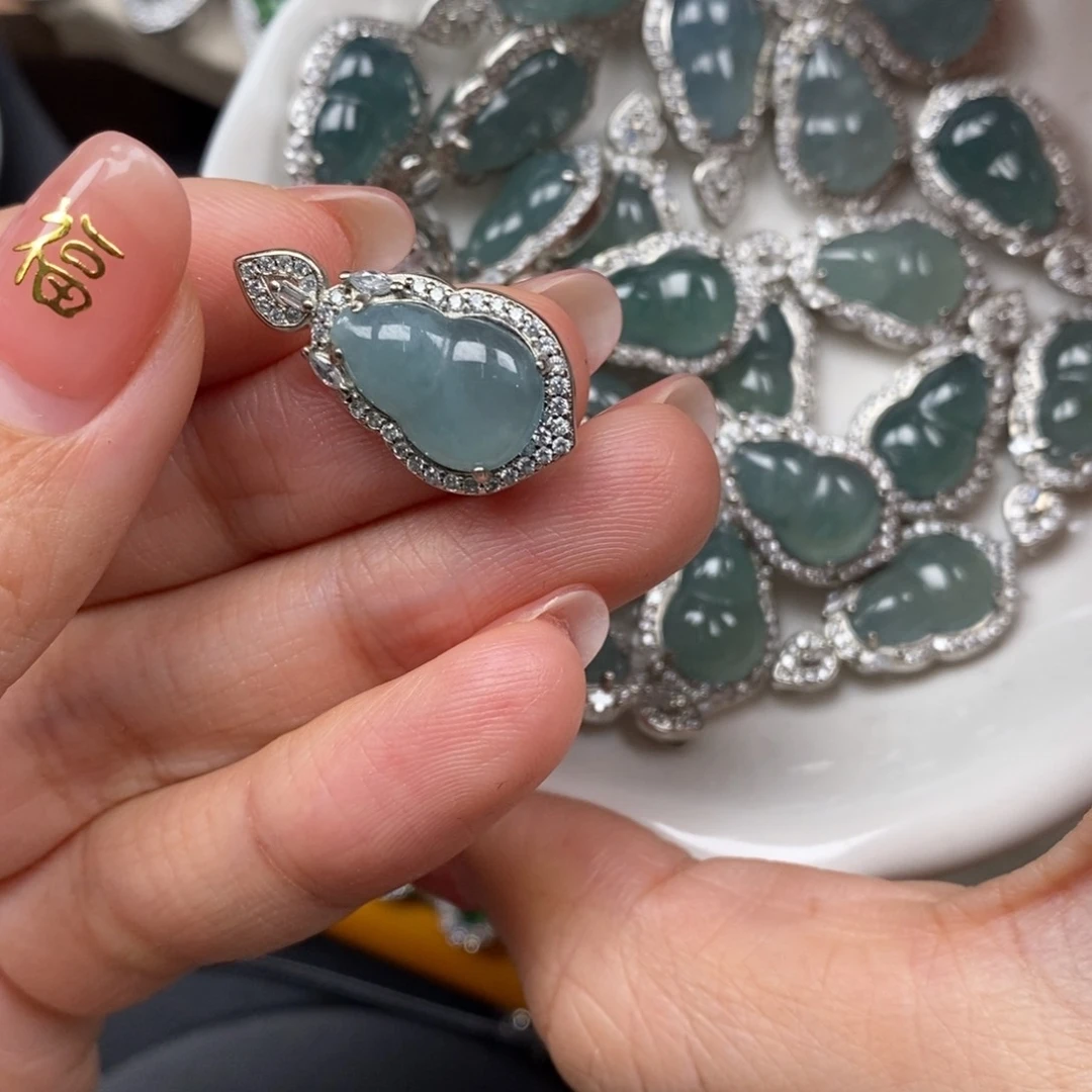 翡翠颈饰未镶嵌翡翠