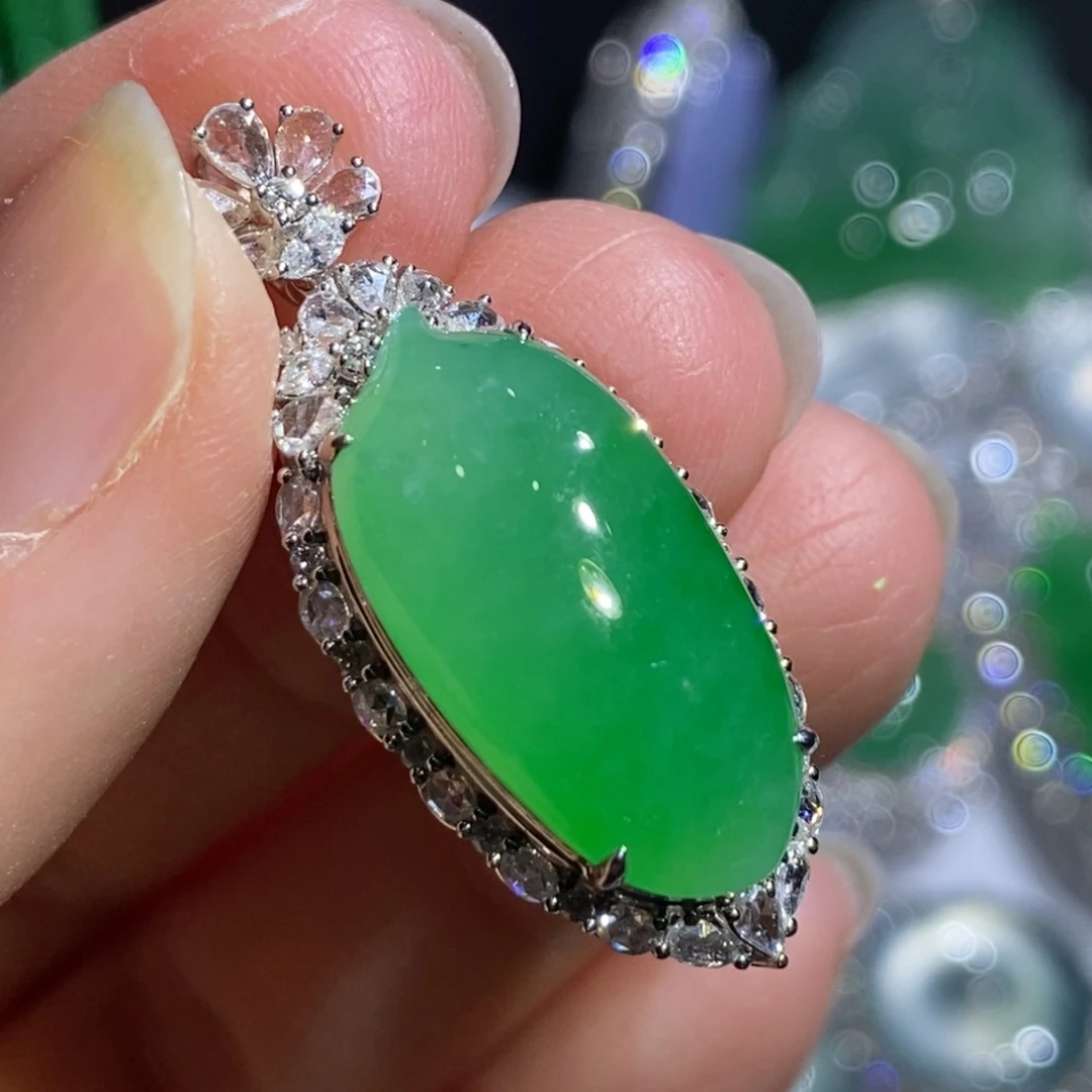 翡翠18K金镶嵌颈饰瓜