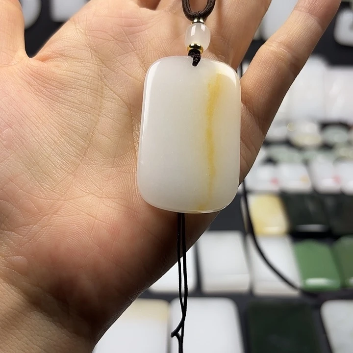 颈饰未镶嵌石英质玉