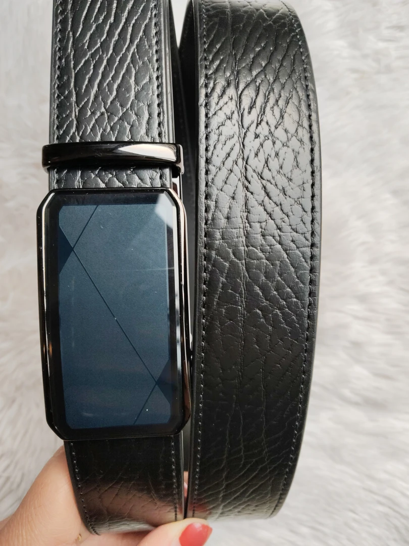 自动扣腰带 扣头是合金材质，卡齿设计，可搭配西装