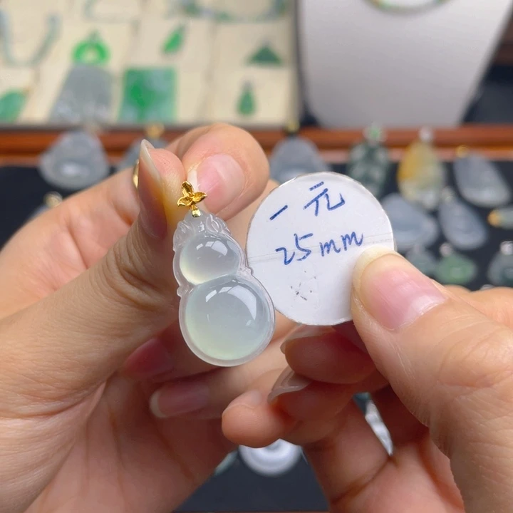 翡翠未镶嵌颈饰葫芦