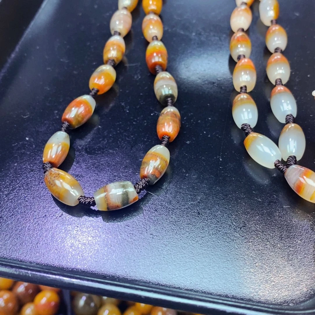 未镶嵌石英质玉（黄龙玉）颈饰