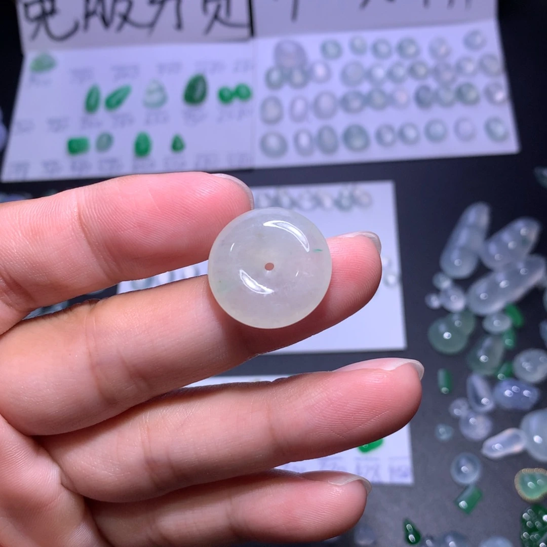 翡翠未镶嵌颈饰平安扣