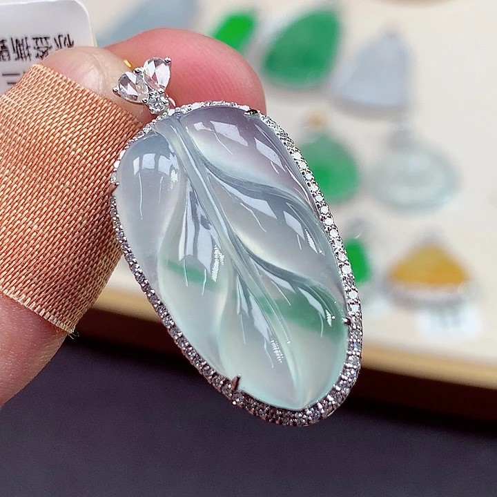 翡翠18K金镶嵌颈饰