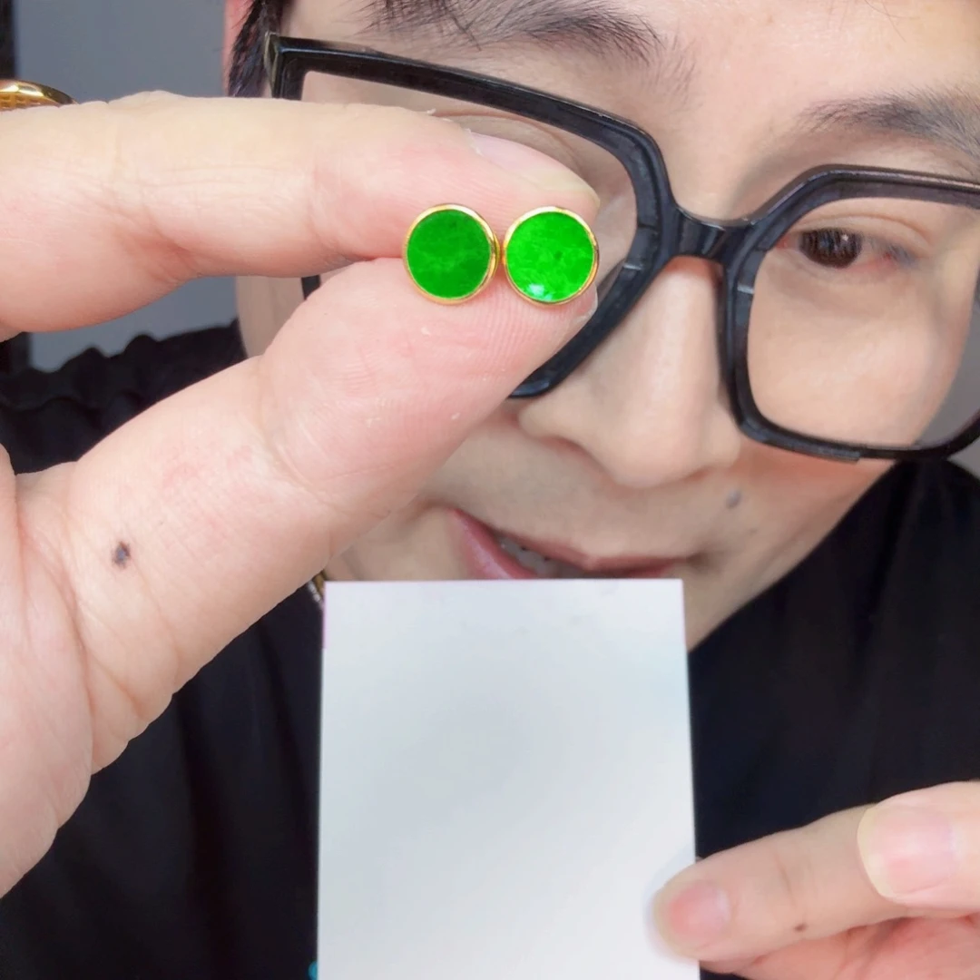 翡翠未镶嵌颈饰一对