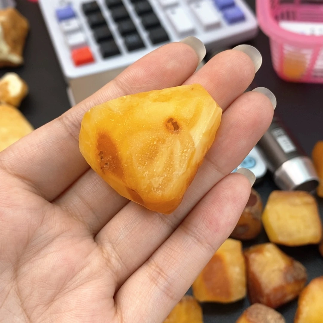 哦***的定制琥珀未镶嵌蜜蜡