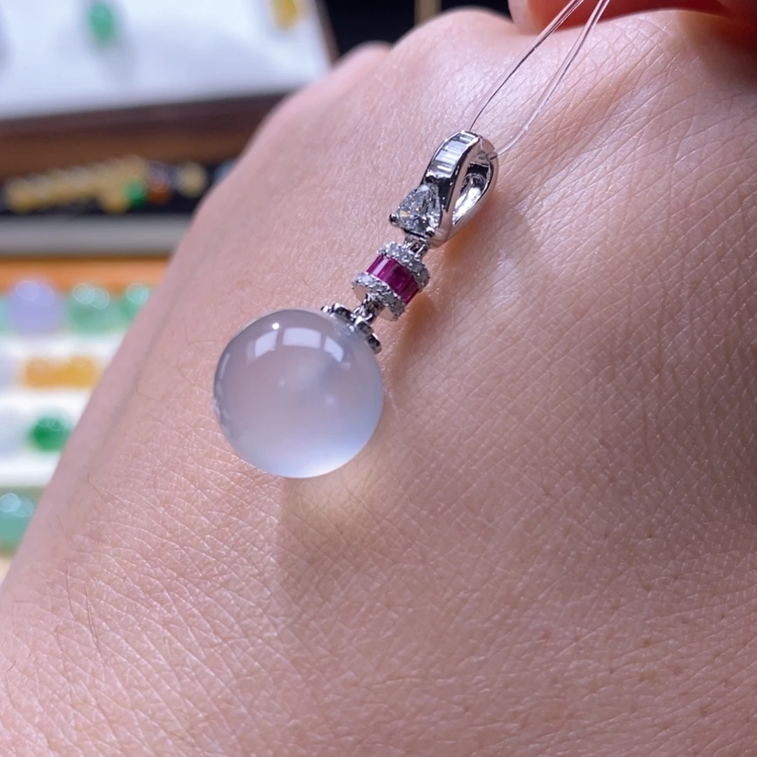 翡翠18K金镶嵌颈饰高冰白月光卡12mm