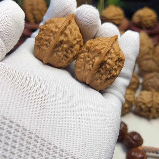 核桃红皮鸡心文玩核桃