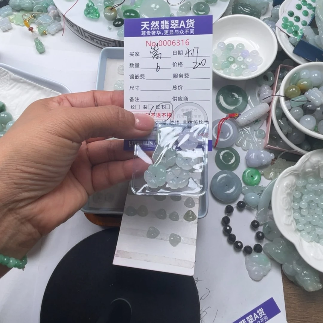 翡翠未镶嵌颈饰嵩**林