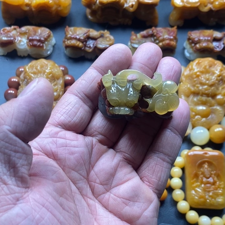 石英质玉（黄龙玉）未镶嵌颈饰