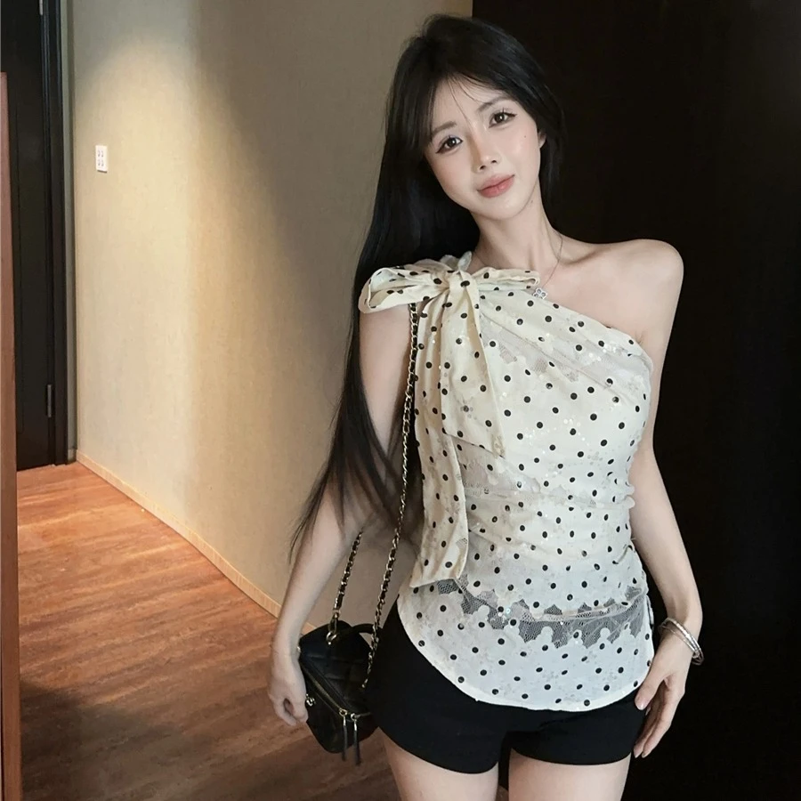 衣服女装2025新款纯欲风蕾丝拼接波点斜肩系带不规则外搭小背心女