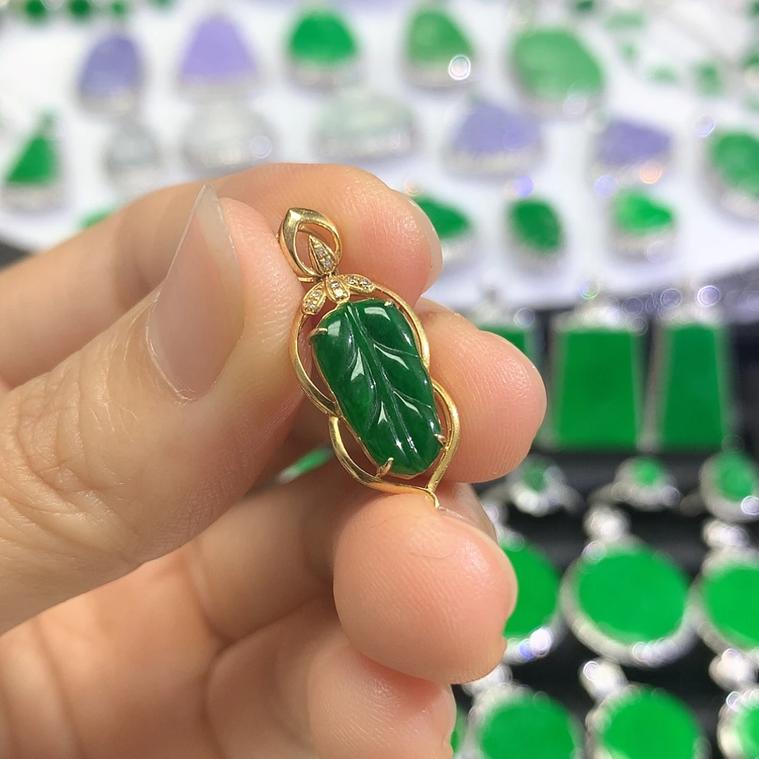 颈饰18K金镶嵌翡翠吊坠