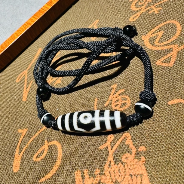 玛瑙黑白博古包浆风化宝盖三眼锁骨链尺寸38乘12毫米左右