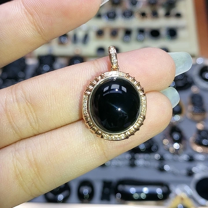 颈饰18K金镶嵌翡翠蛋面