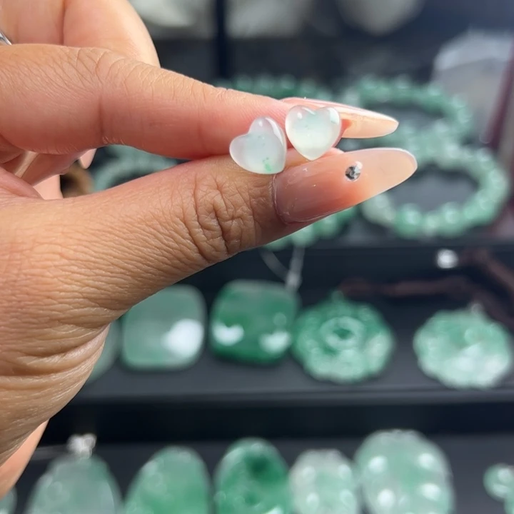 石英质玉（非洲翠）未镶嵌耳钉