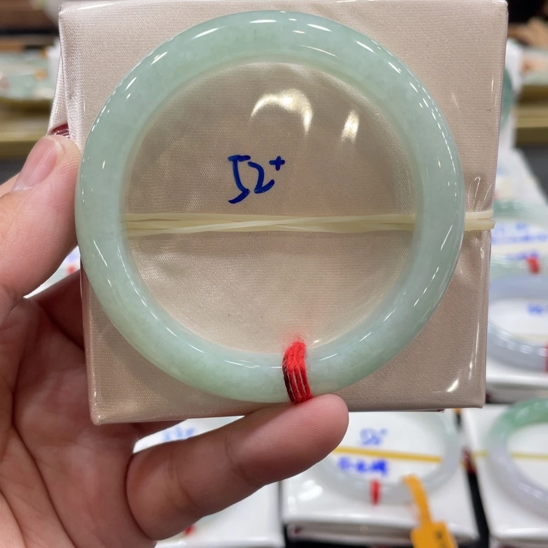 翡翠手镯未镶嵌翡翠手镯