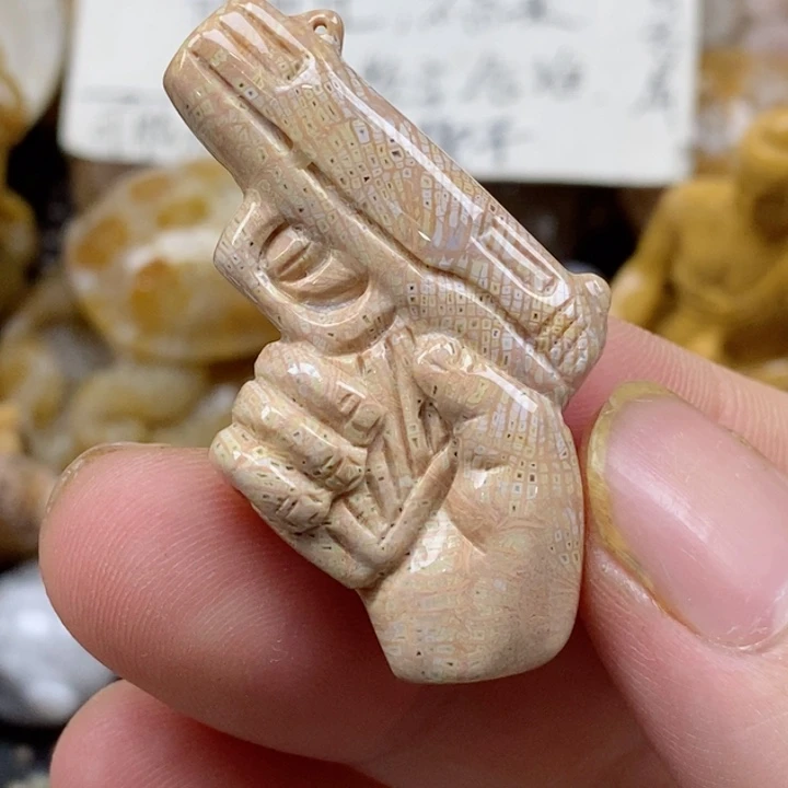 颈饰未镶嵌硅化珊瑚（珊瑚玉）