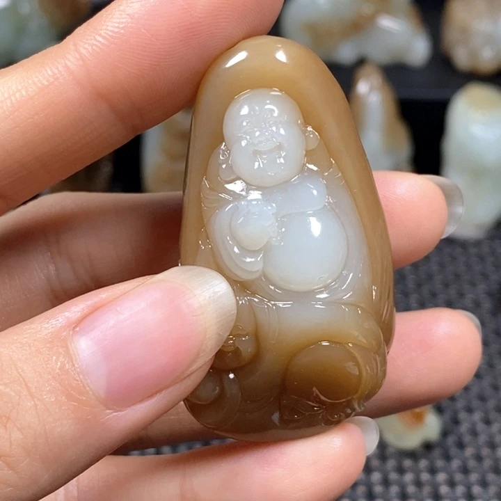 魏***伟和田玉未镶嵌颈饰