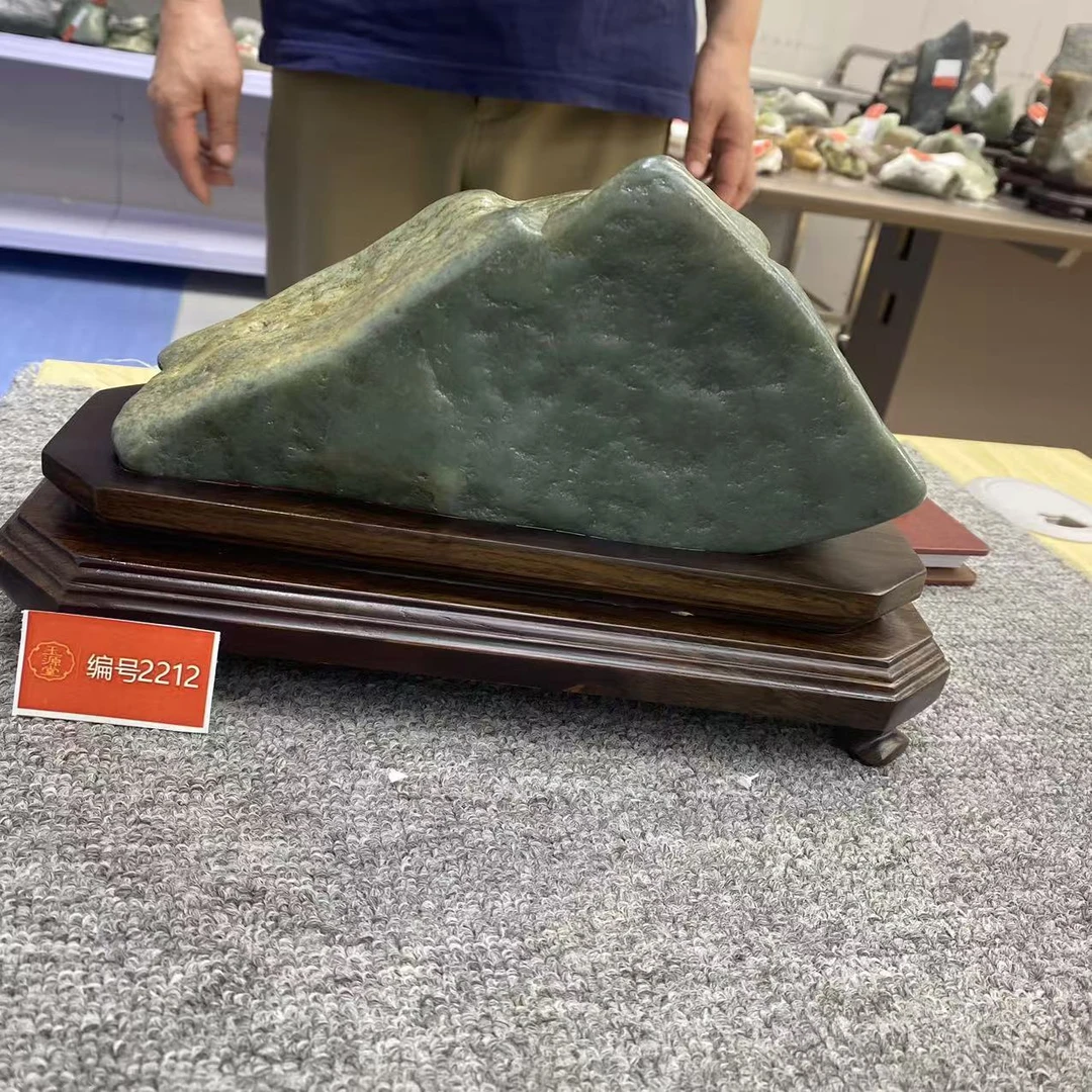 新疆玉料原石发一件编号带底座2212