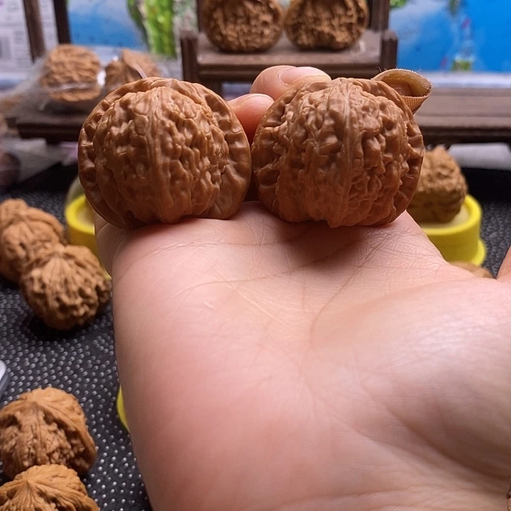 文玩核桃吊坠白狮子39
