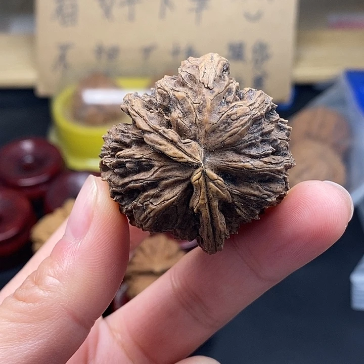 善***慧文玩核桃吊坠黄瑕疵不退不换