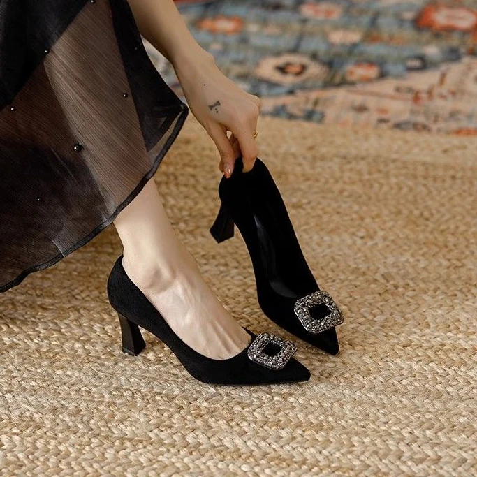 黑色职业尖头绒面高跟鞋女2025春秋水钻配裙子中跟小粗跟工作单鞋