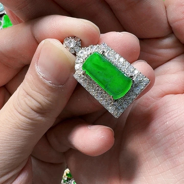 翡翠颈饰未镶嵌天然A货翡翠放漏