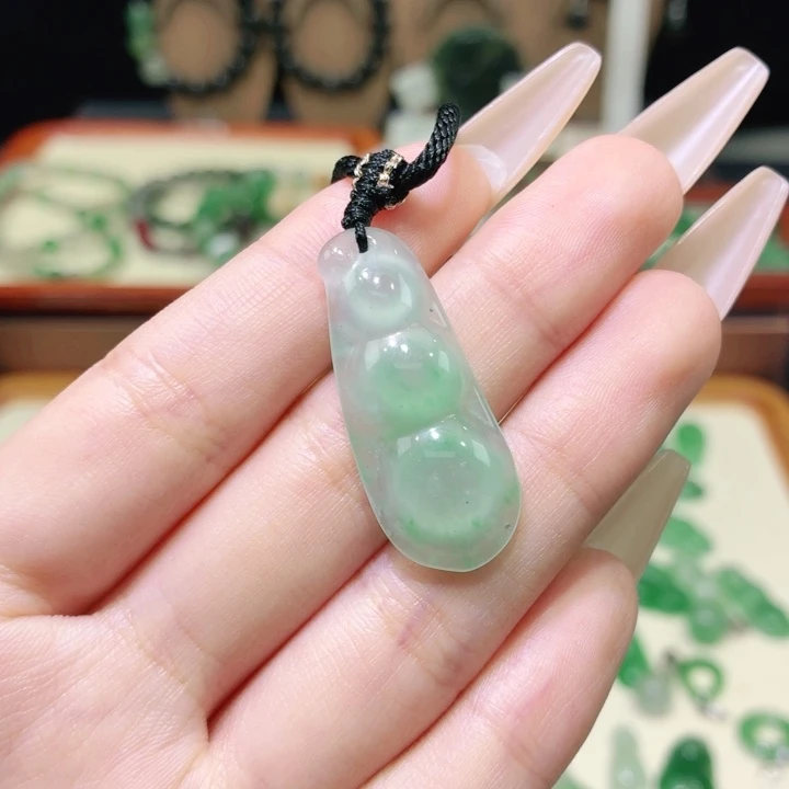 石英质玉（非洲翠）未镶嵌颈饰