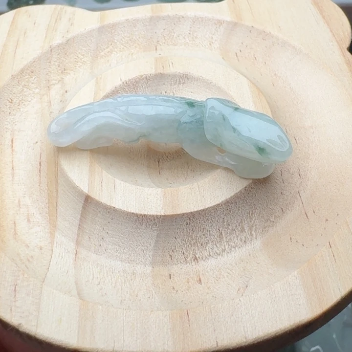 翡翠未镶嵌颈饰蜥蜴