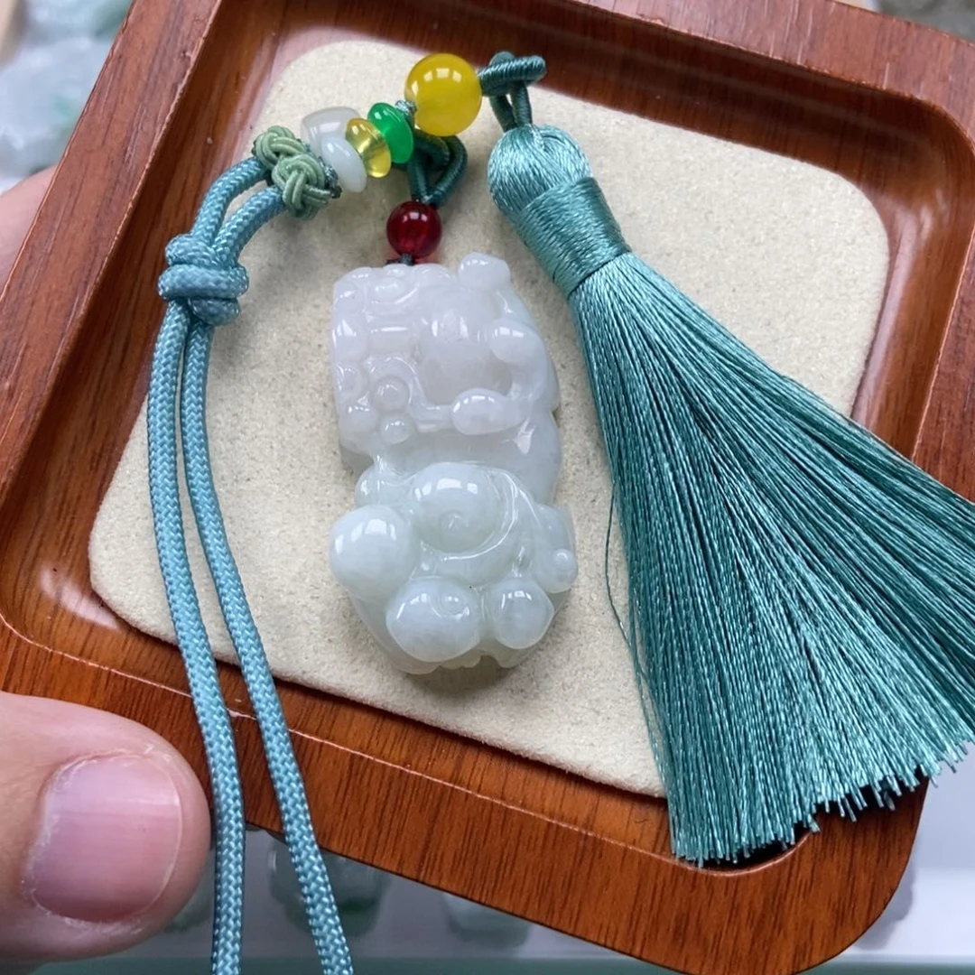 翡翠未镶嵌颈饰霸王貔貅