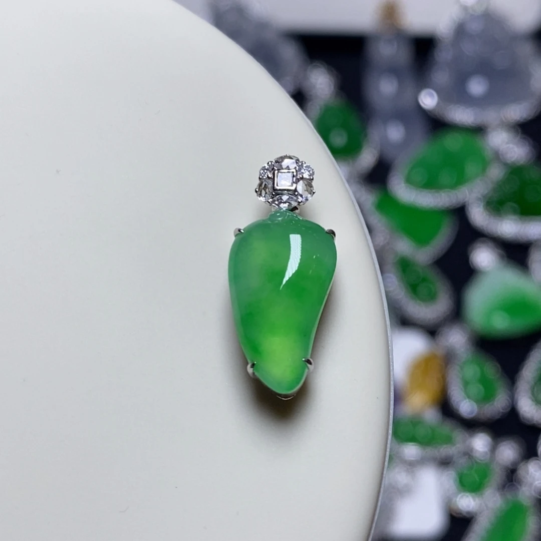 翡翠18K金镶嵌吊坠(不含链)绿瓜