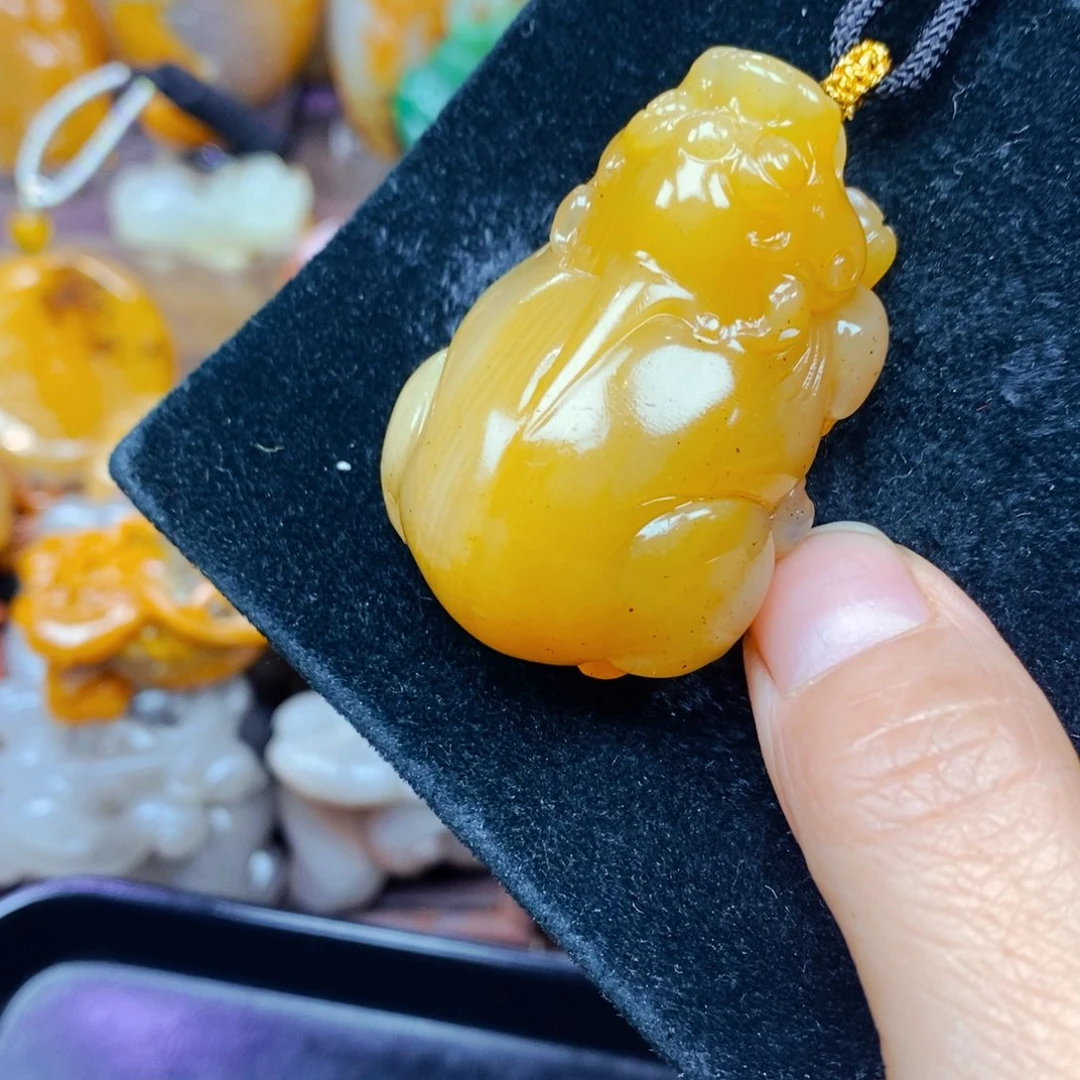 未镶嵌石英质玉（黄龙玉）颈饰