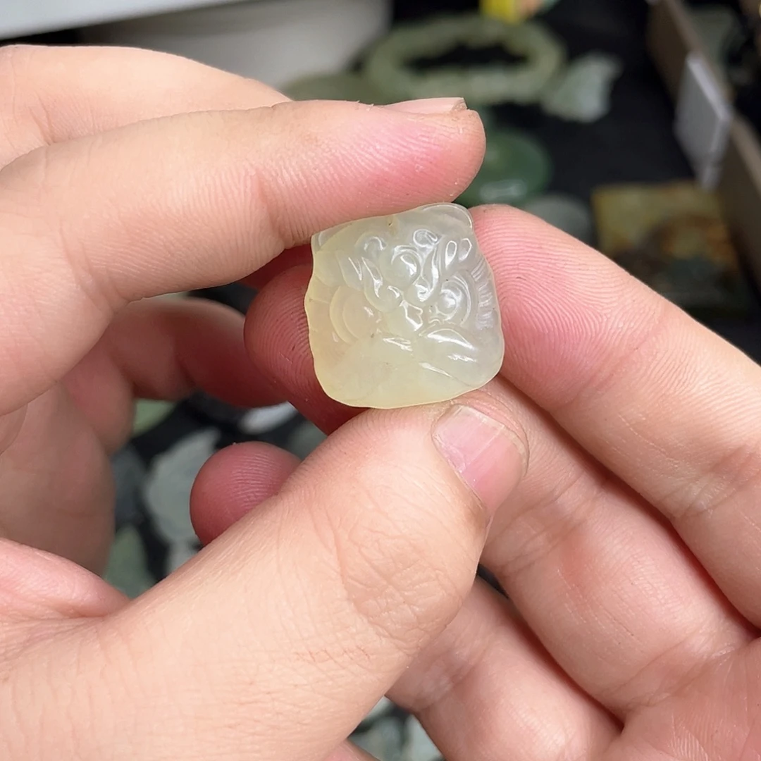 岫玉未镶嵌颈饰醒狮子
