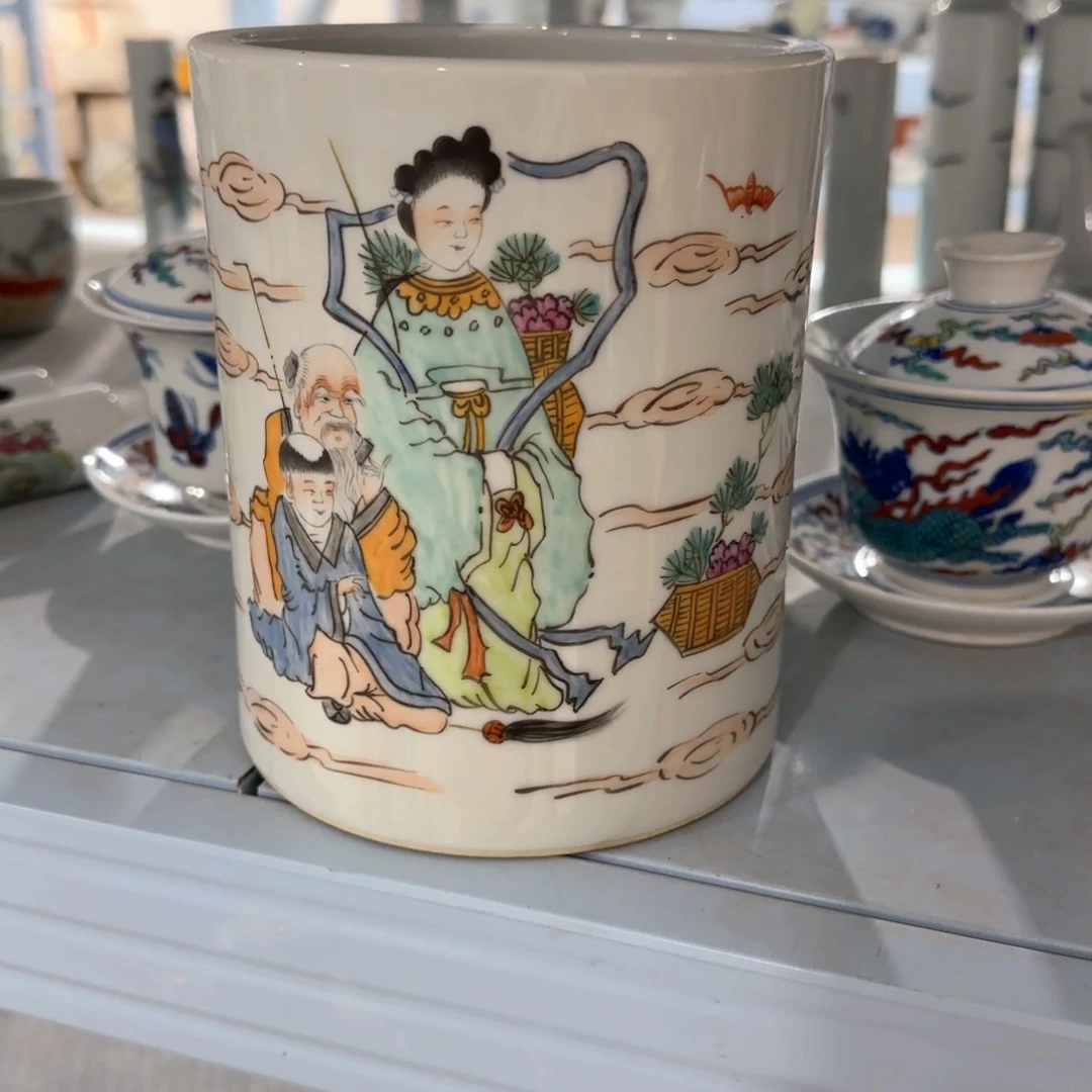 瓷片瓷器上还有两条长线上镌刻