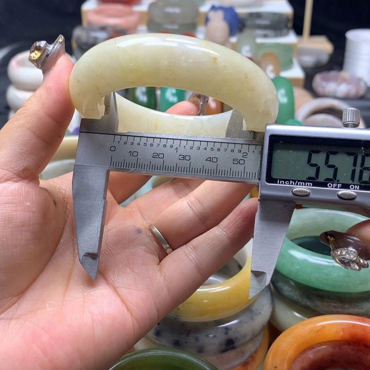 未镶嵌手镯石英质玉