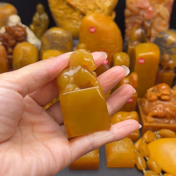 杨***刻寿山石印石题材：工艺品