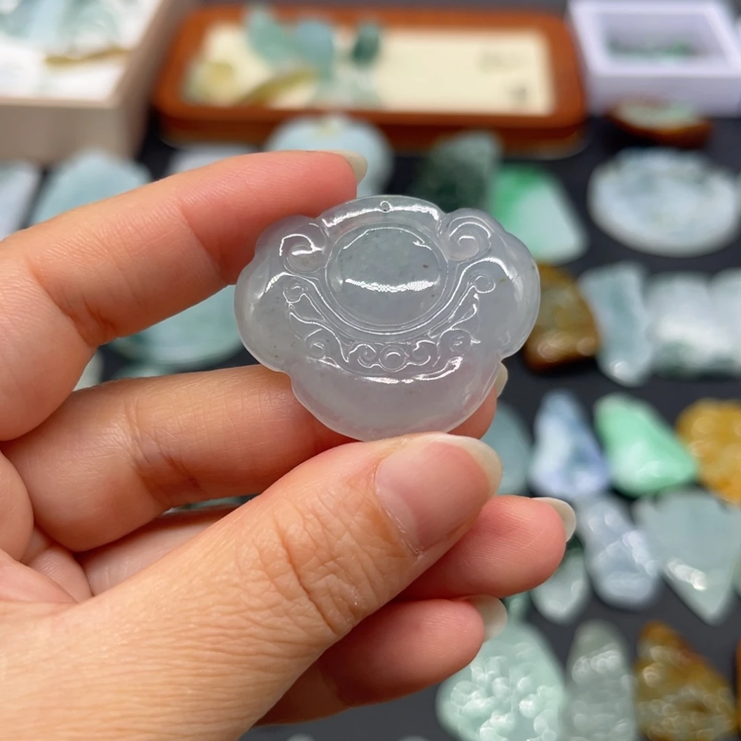 翡翠未镶嵌颈饰如意锁