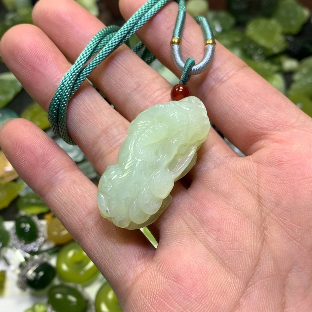 岫玉未镶嵌颈饰貔貅