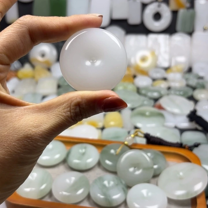 限***）石英质玉（金丝玉）未镶嵌颈饰