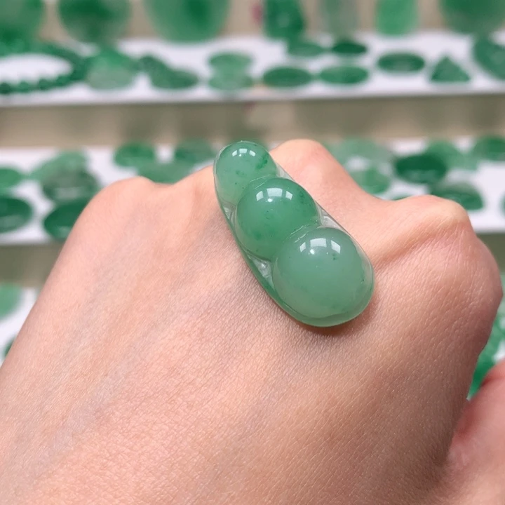 颈饰未镶嵌石英质玉