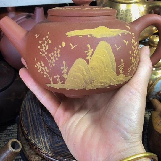 茶壶紫砂原矿泥料手工制作的一把紫砂壶。