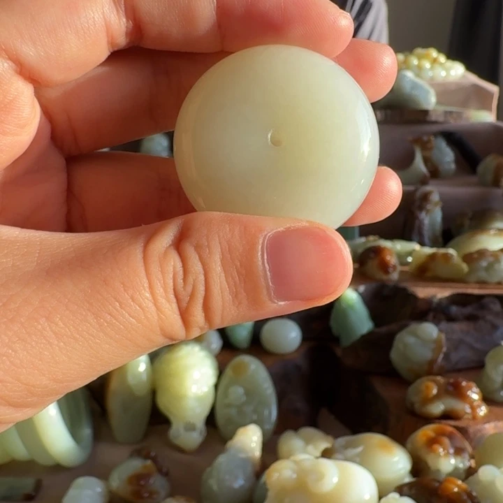 颈饰未镶嵌和田玉（糖玉）