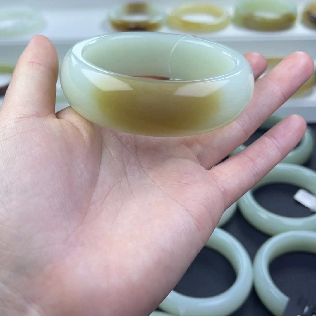 和田玉未镶嵌手镯