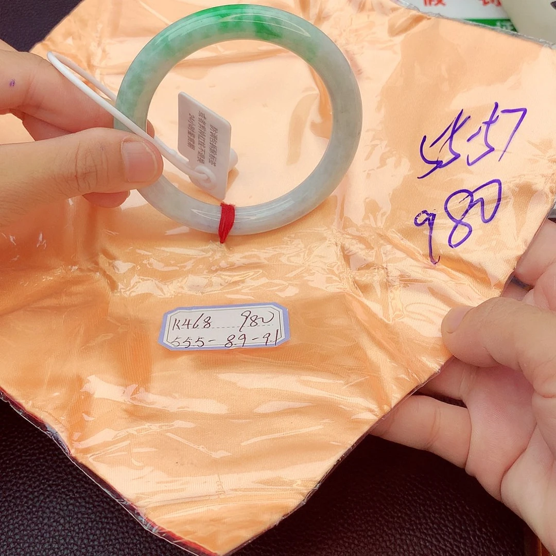 翡翠手镯未镶嵌翡翠