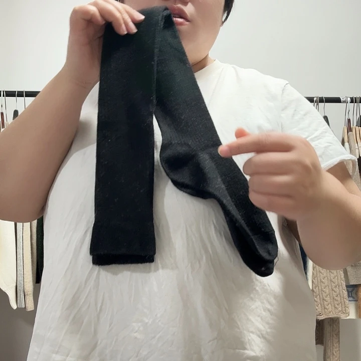 黑色过膝袜。   1。