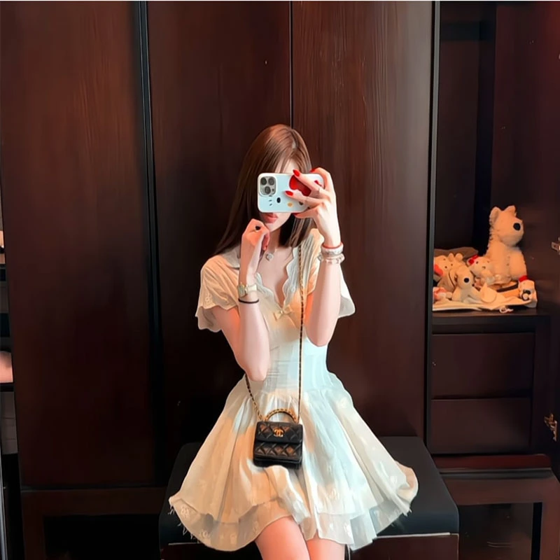 法式提花v领泡泡袖设计感收腰显瘦连衣裙女蕾丝白花蝴蝶结短裙潮