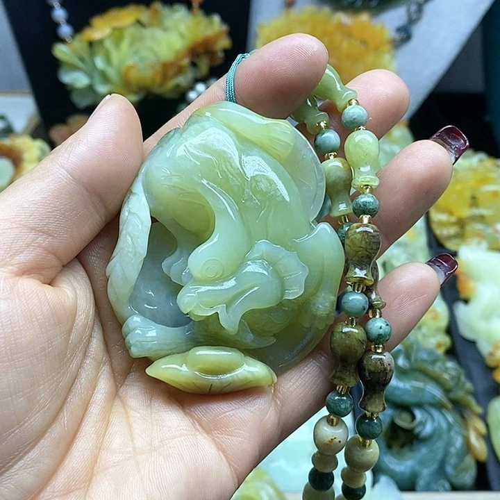 蛇纹石玉挂件未镶嵌